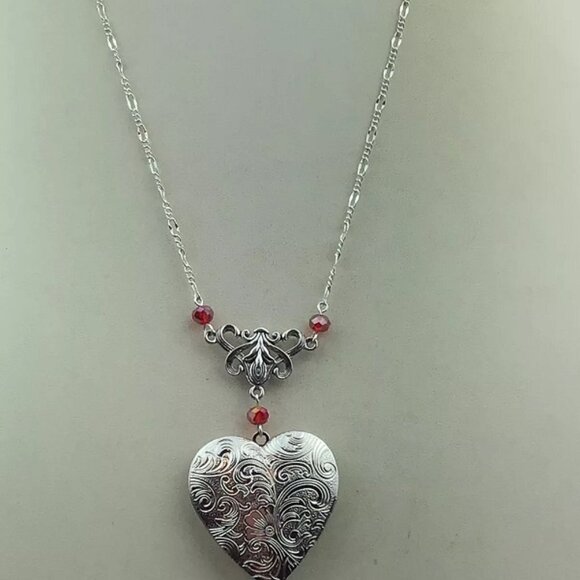DESIGNER ROMANTIC Etched Silver Heart Glass Red AB Beads Locket Chain Necklace - Picture 4 of 4